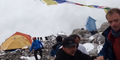 Βίντεο κατέγραψε τη στιγμή που χιονοστιβάδα χτύπησε τους ορειβάτες στο Έβερεστ