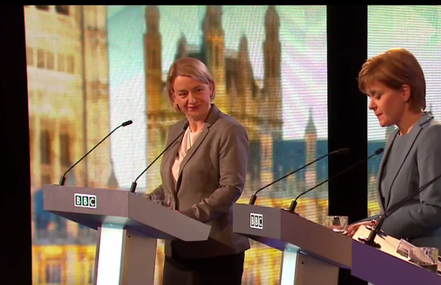 Αριστερά, η Ναταλί Μπένετ, ηγέτης των Πρασίνων. Δεξιά, η επικεφαλής του SNP, Νίκολα Στάρτζεον.