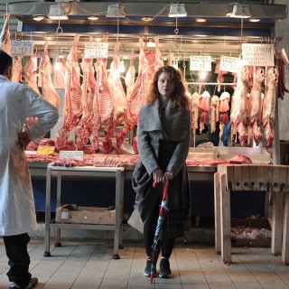 Μία χορτοφάγος ανάμεσα σε σφαγμένα αρνιά, έτοιμα για σούβλισμα.