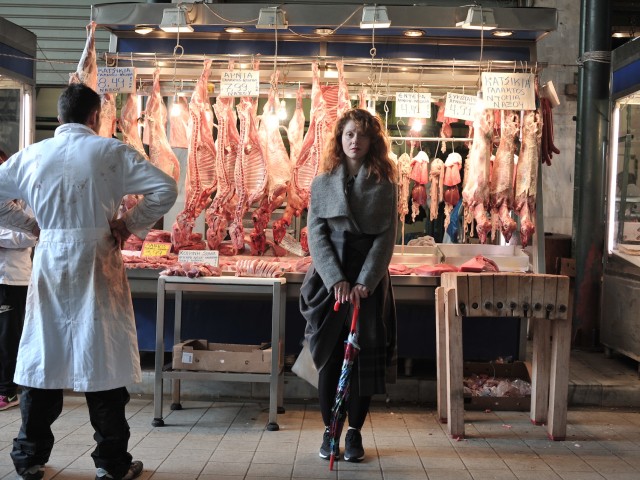 Μία χορτοφάγος ανάμεσα σε σφαγμένα αρνιά, έτοιμα για σούβλισμα.