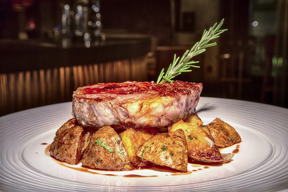 Rib eye με καπνιστό κρεμμύδι και χωριάτικες πατάτες