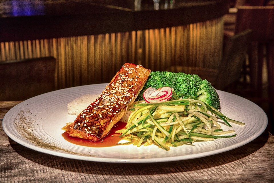 Σολομός ψητός με σάλτσα teriyaki, ρύζι ατμού και μπρόκολο