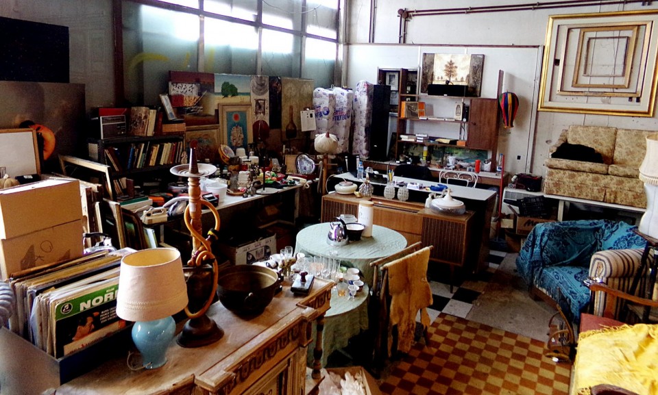 Πολλά διακοσμητικά, μέχρι και βινύλια στην φάμπρικα 