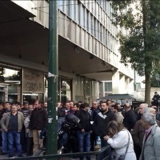 Ένταση έξω από το υπουργείο Εργασίας