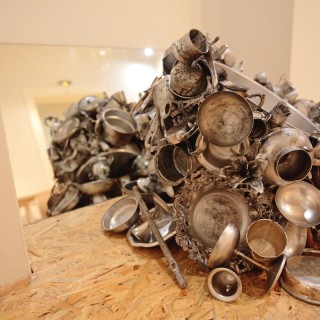 Τι δουλειά έχει ένας χάρτης του Αιγαίου φτιαγμένος από μπακλαβά σε μια έκθεση τέχνης;