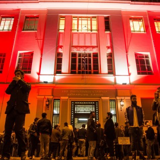 Γιατί πλημμύρισε από κόσμο η πλατεία Θεάτρου τη Δευτέρα το βράδυ;