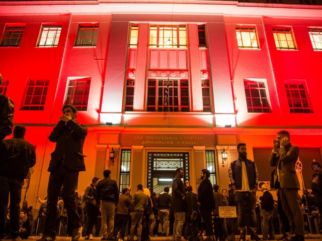 Γιατί πλημμύρισε από κόσμο η πλατεία Θεάτρου τη Δευτέρα το βράδυ;