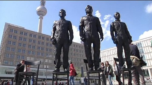 Στο Βερολίνο ο κόσμος μπορεί να δει τα αγάλματα των Snowden, Assange και Manning