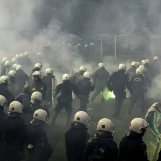 Σύγκρουση οπαδών Ολυμπιακού και Παναθηναϊκού στο Περιστέρι (βίντεο).