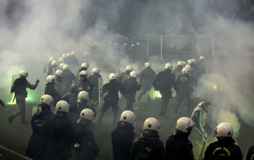 Σύγκρουση οπαδών Ολυμπιακού και Παναθηναϊκού στο Περιστέρι (βίντεο).
