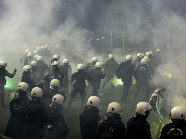 Σύγκρουση οπαδών Ολυμπιακού και Παναθηναϊκού στο Περιστέρι (βίντεο).