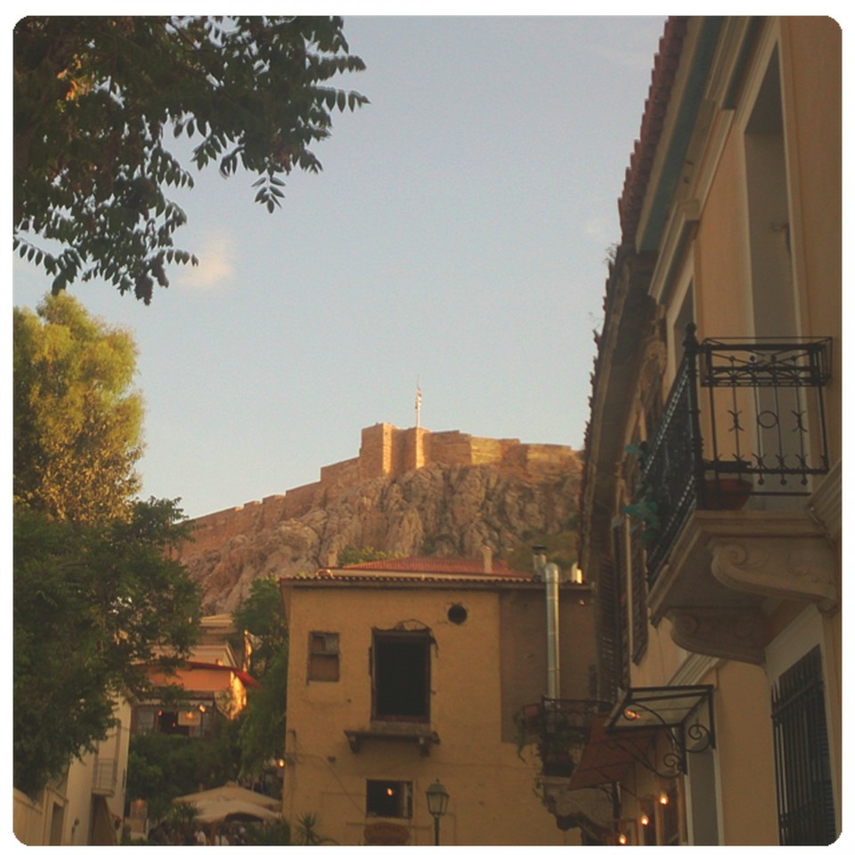 Σηκώνεις το κεφάλι και αντικρίζεις αυτό. Αχ ρε Αθήνα!