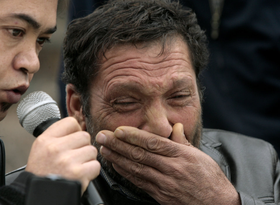 Ο τραγικός πατέρας του Φαρμακονησίου ξεσπάει σε κλάματα στην Πλατεία Συντάγματος/ Φ: Παναγιώτης Τζάμαρος/ FOSPHOTOS