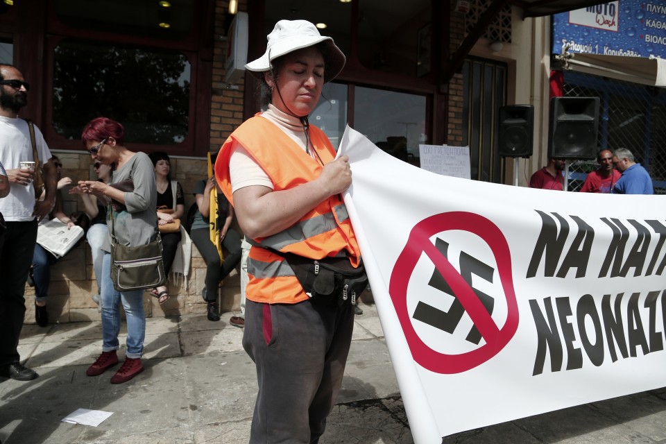 Υπάλληλος του δήμου Κορυδαλλού διαμαρτύρεται έξω από την είσοδο των φυλακών.