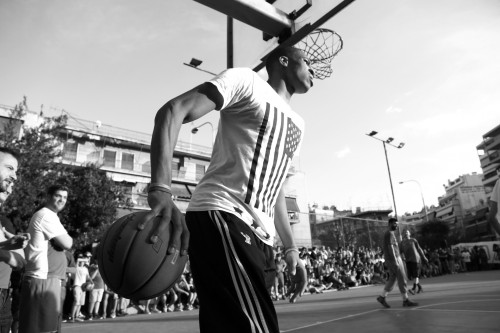 O Γιάννης Αντετοκούνμπο φτιάχνει κλειστό γήπεδο μπάσκετ στη μνήμη των θυμάτων στο Μάτι