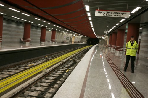 Νεκρός νεαρός άντρας που έπεσε στις ράγες του μετρό στο σταθμό Ακρόπολη