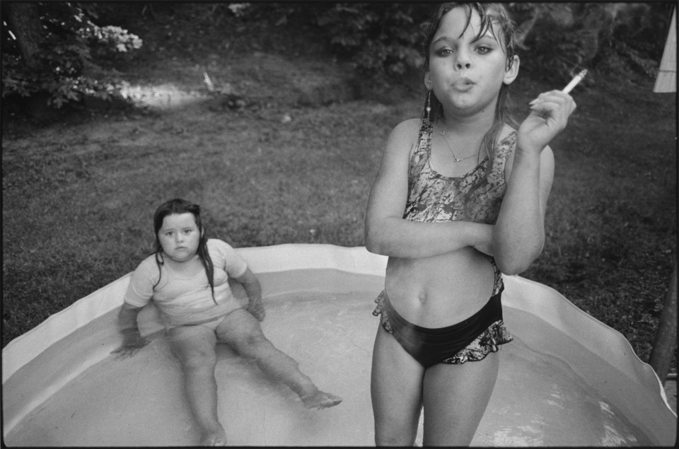 Η μικρή Αμάντα με την ξαδέρφη της, Άμι. Βόρεια Καρολάινα, 1990. Φωτογραφία της Μέρι Έλεν Μαρκ.