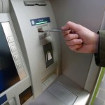 Μπορεί να φορολογηθούν οι αναλήψεις μέσω ATM λέει ο Βαρουφάκης