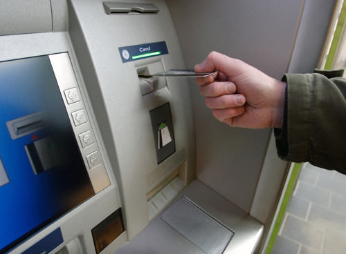 Μπορεί να φορολογηθούν οι αναλήψεις  μέσω ATM λέει ο Βαρουφάκης