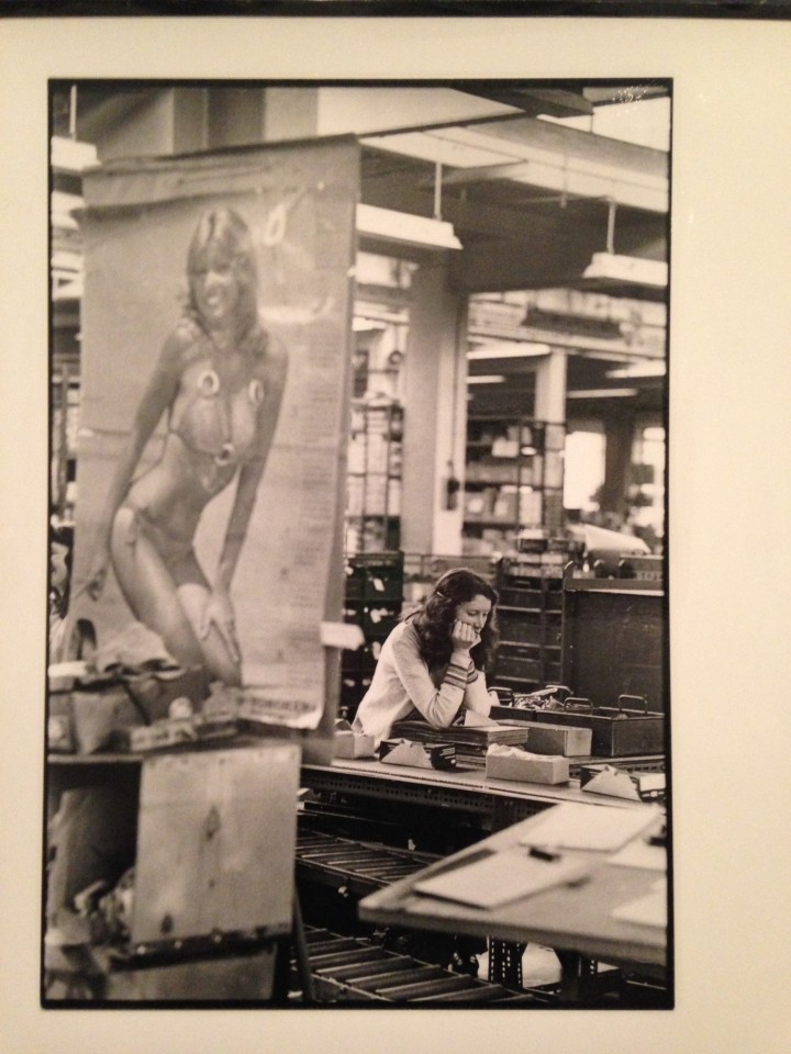 Nick Hedges, από τη σειρά Εργοστασιακές Φωτογραφίες, 1976-1980. ΟΧΙ ΑΚΟΜΗ: Η ανασύσταση του ντοκιμαντέρ και η κριτική του μοντερνισμού, Reina Sofia, Μαδρίτη 2015, λεπτομέρεια. 