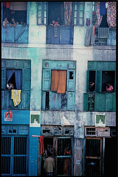 Πόρνες της οδού Φάλκλαντ προσπαθούν να προσελκύσουν πελάτες από τα «κλουβιά» του ισογείου, οδός Φάλκλαντ, Βομβάη, Ινδία, 1978. Φωτογραφία της Μέρι Έλεν Μαρκ.