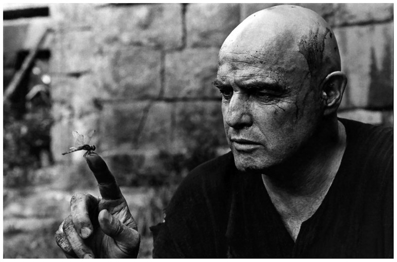 Ο Μάρλον Μπράντο στα γυρίσματα της ταινίας του Φράνσις Φορντ Κόπολα, «Apocalypse Now». Φιλιππίνες, 1976. Φωτογραφία της Μέρι Έλεν Μαρκ.