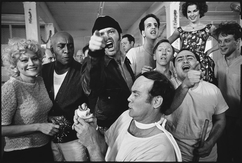 Οι ηθοποιοί της ταινίας «One Flew Over the Cuckoo's Nest» ποζάρουν στο κρατικό νοσοκομείο του Όρεγκον, 1974. Φωτογραφία της Μέρι Έλεν Μαρκ.