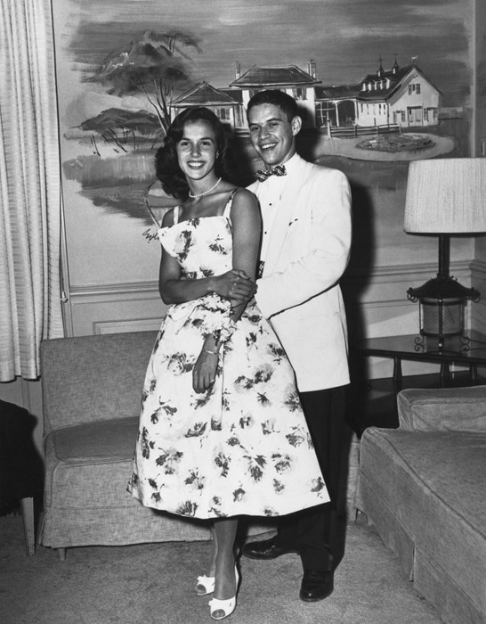 Μάρι Έλεν και Σιούαρτ, χορός αποφοίτησης στο Cheltenham High School. Φωτογραφία της Μέρι Έλεν Μαρκ. 