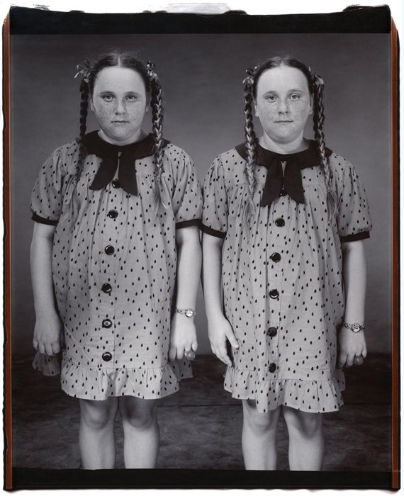 Κάιλα και Μίλι Σίμερμον, 10 ετών. Η Μίλι περνάει την αφερφή της για 2 λεπτά, Οχάιο, ΗΠΑ, 2001. Φωτογραφία της Μέρι Έλεν Μαρκ.