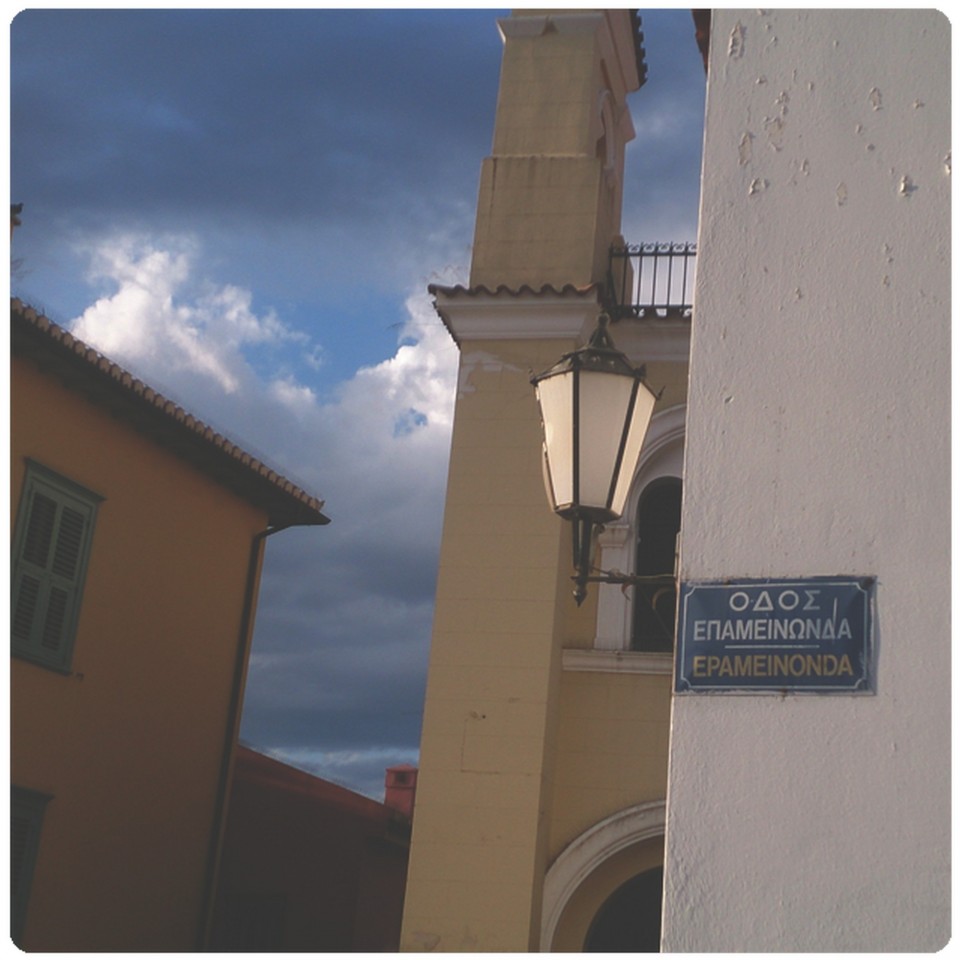 Μπαίνοντας στην Πλάκα περνάμε από την «πόλη των Βαυαρών» στην «πολη των Οθωμανών»