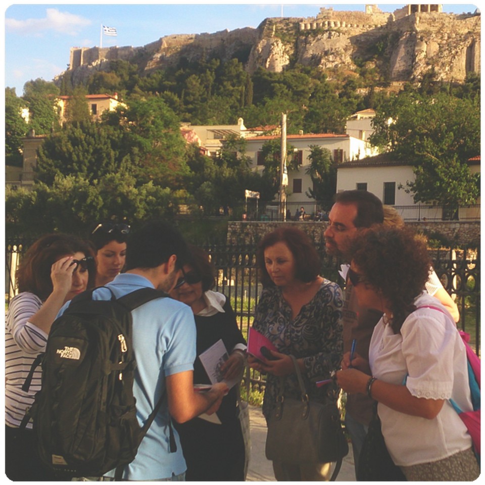 Κάτω από την Ακρόπολη ο  Νικόλας Νικολαΐδης μας οδηγεί στα μονοπάτια των περιηγητών.