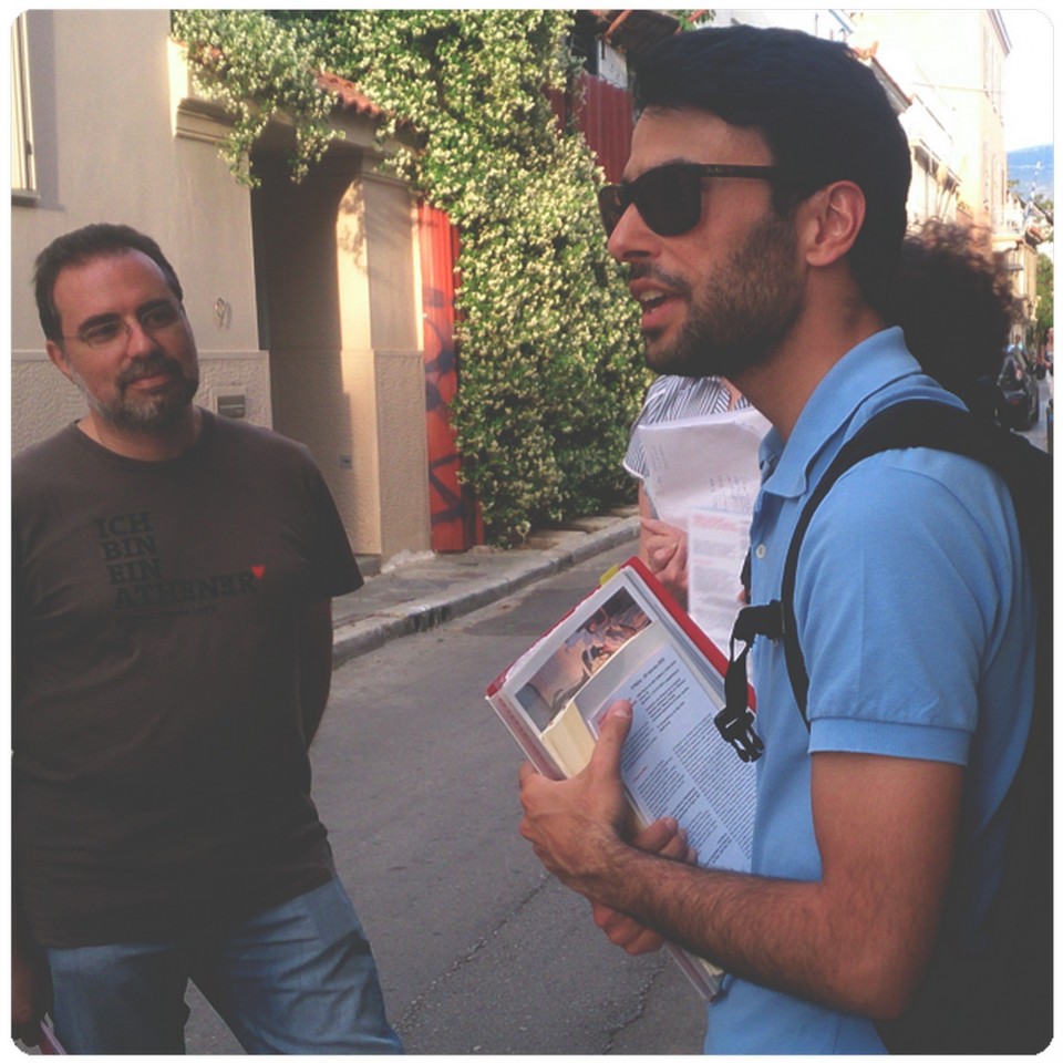 Έξω από το Λουτρό των Αέρηδων, το μοναδικό δημόσιο λουτρό της Αθήνας που σώζεται μέχρι σήμερα. 