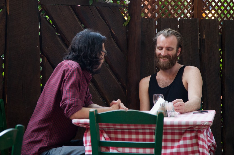 Ο συντάκτης της Popaganda, Γιώργος Μιχαλόπουλος, με τον κεφάτο Ben Frost.