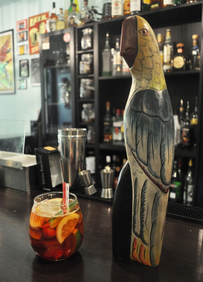 PIMM 'S CUP με PIMM'S, σιρόπι φράουλας, γρεναδίνη, φέτες πορτοκαλιού, λεμονιού, μήλου και αγγουριού