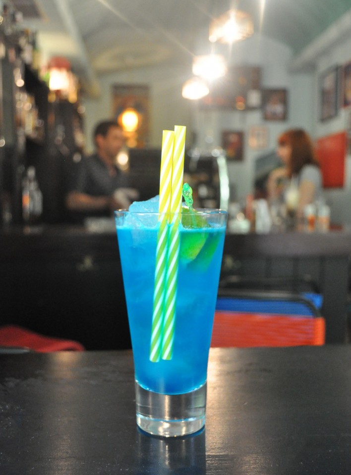 Το Bluz Hawaii (ναι, είναι τόσο μπλε, δεν είναι photoshop) με Blue Caracao, ρούμι, χυμό ανανά και Parrot sweet sour