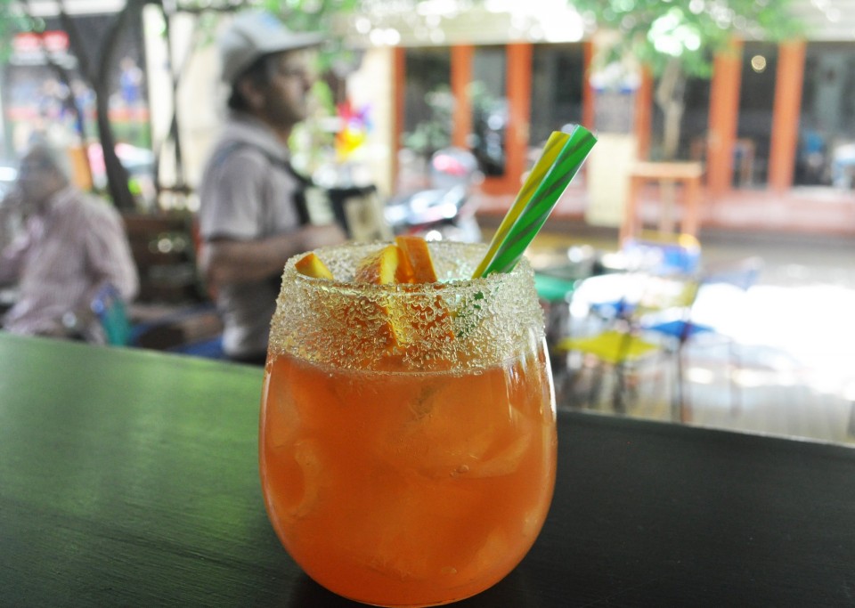 Mai Tai με λευκό ρούμι, μαύρο ρούμι, ρούμι καραϊβικής, χυμό ανανά, χυμό πορτοκαλιού και γρεναδίνη