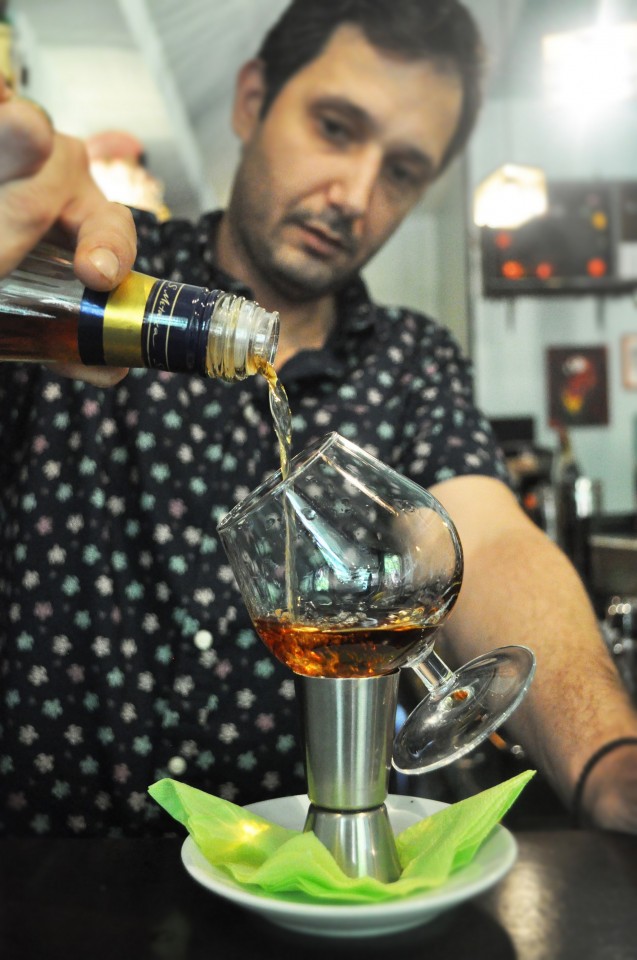 Ο Ντίνος ζεσταίνει το κονιάκ με τον σωστό τρόπο που πρέπει να ζεσταίνεται το κονιάκ