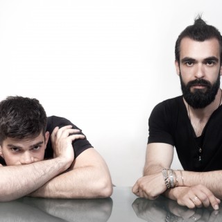 Δύο αρχιτέκτονες σχεδιάζουν ρούχα που αλλάζουν σχήμα ανάλογα με το φως και την κίνηση του σώματος