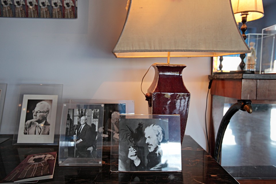 Παλιές φωτογραφίες σε τραπέζι. Διακρίνεται ο Ανδρέας Εμπειρίκος. Εκθεση με θέμα την Γυναικεία Μυκονιάτικη Ενδυμασία στο Ίδρυμα Αγγελου και Λητώς Κατακουζηνού