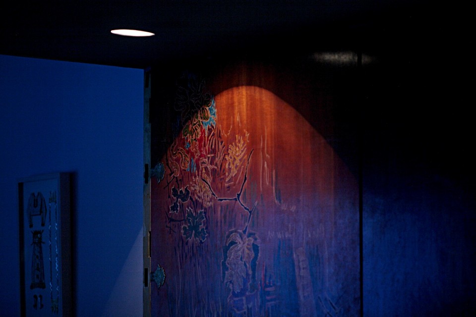 Μαονένιες πόρτες που ζωγραφίστηκαν το 1960 από το Νίκο Χατζηκυριάκο-Γκίκα. Εκθεση με θέμα την Γυναικεία Μυκονιάτικη Ενδυμασία στο Ίδρυμα Αγγελου και Λητώς Κατακουζηνού