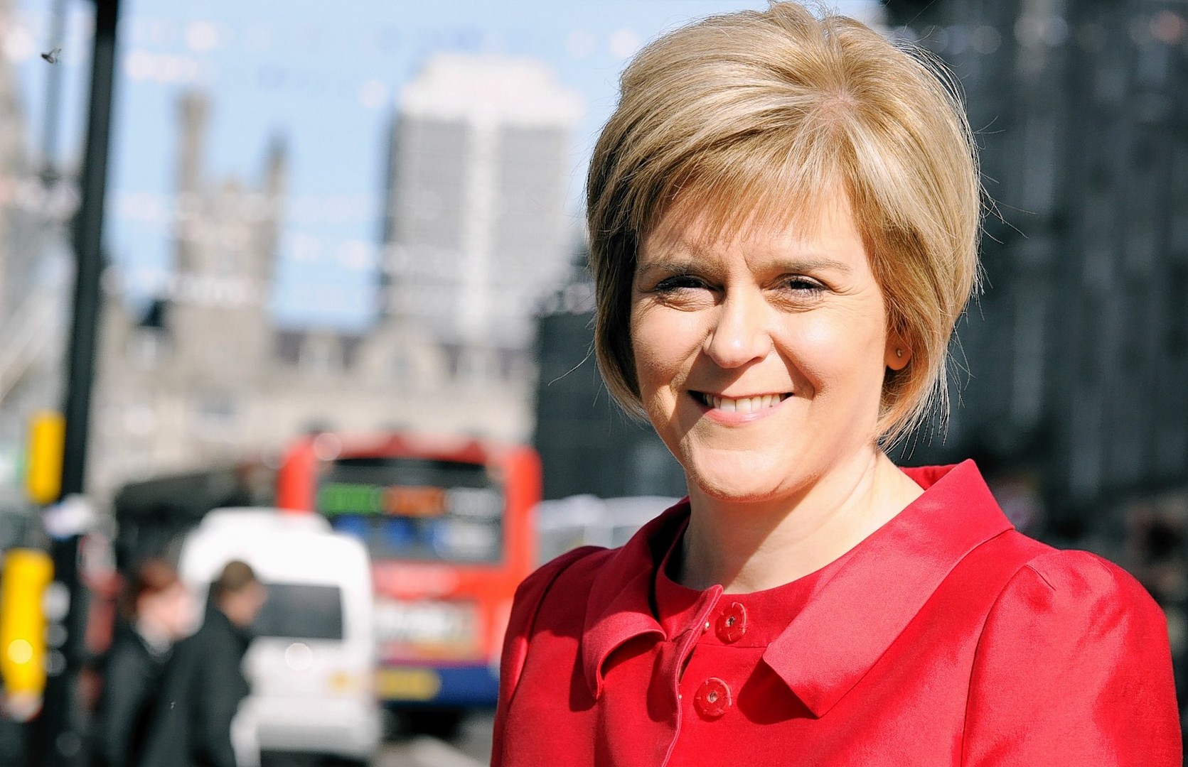 Nicola Ferguson Sturgeon. Γεννημένη στο Irvine την 19η Ιουλίου του 1970, αποτελεί την 5η «μικρή πρωθυπουργό» της Σκωτίας. Ανέλαβε τα ηνία του SNP μετά την ήττα στο δημοψήφισμα για την ανεξαρτησία της Σκωτίας, το 2014. «Ήμουν σίγουρη ότι θα κερδίσουμε», είπε σε συνέντευξή της το περασμένο Σάββατο στην Guardian. Η κυβέρνηση που σχημάτισε την 21η Νοεμβρίου φημίζεται για την αναλογία της 50/50 μεταξύ ανδρών και γυναικών.