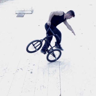 Περνώντας μια μέρα με τον πιο τολμηρό Bmxα του πάρκου της Γλυφάδας - VIDEO