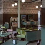 Ο Wes Anderson σχεδίασε ένα cafe που μοιάζει ακριβώς με σκηνικό από ταινία του