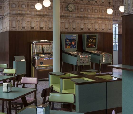 Ο Wes Anderson σχεδίασε ένα cafe που μοιάζει ακριβώς με σκηνικό από ταινία του