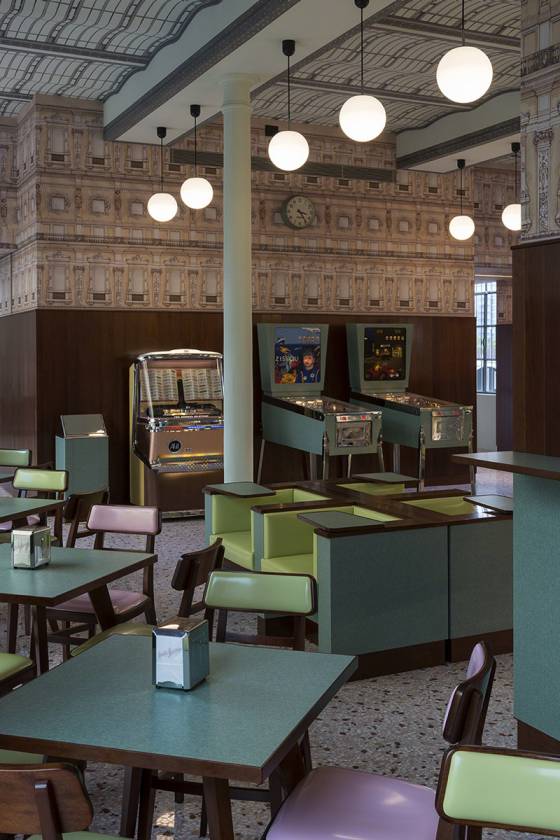 Ο Wes Anderson σχεδίασε ένα cafe που μοιάζει ακριβώς με σκηνικό από ταινία του