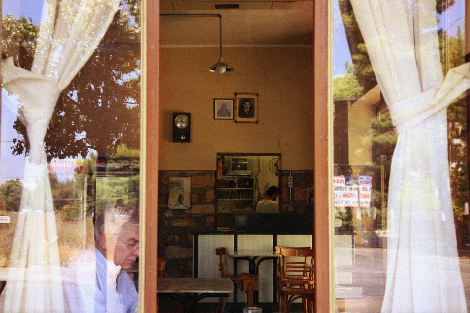 Εφημερίδα και μονός ελληνικός στο ιστορικό καφενείο. 
