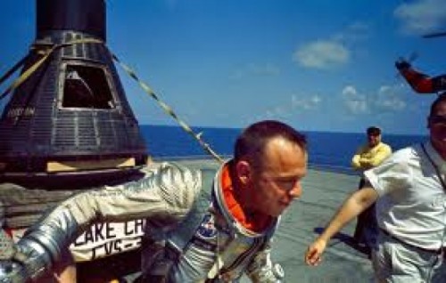 Στις 5 Μαΐου του 1961 ο Άλαν Σέπαρντ γίνεται ο πρώτος άνθρωπος που ταξιδεύει στο διάστημα σε μία υποτροχιακή πτήση