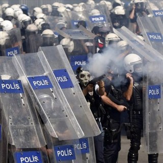 Συγκέντρωση διαδηλωτών στην πλατεία Ταξίμ για την Πρωτομαγιά