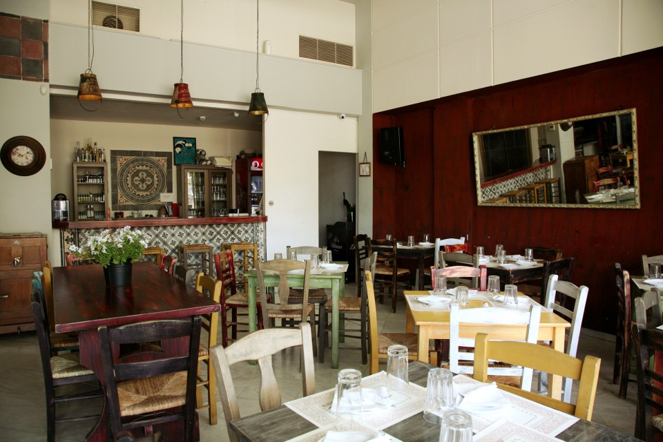 Τα τραπεζάκια του Ρακούν σας περιμένουν. 