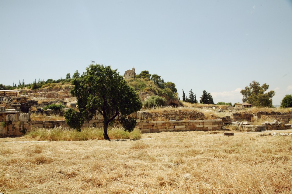 Η θέα στον αρχαιολογικό χώρο Ελευσίνας από την πόρτα του Ρακούν.